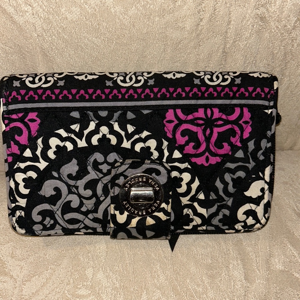 Vera Bradly nice in good condition large zippered wallet.